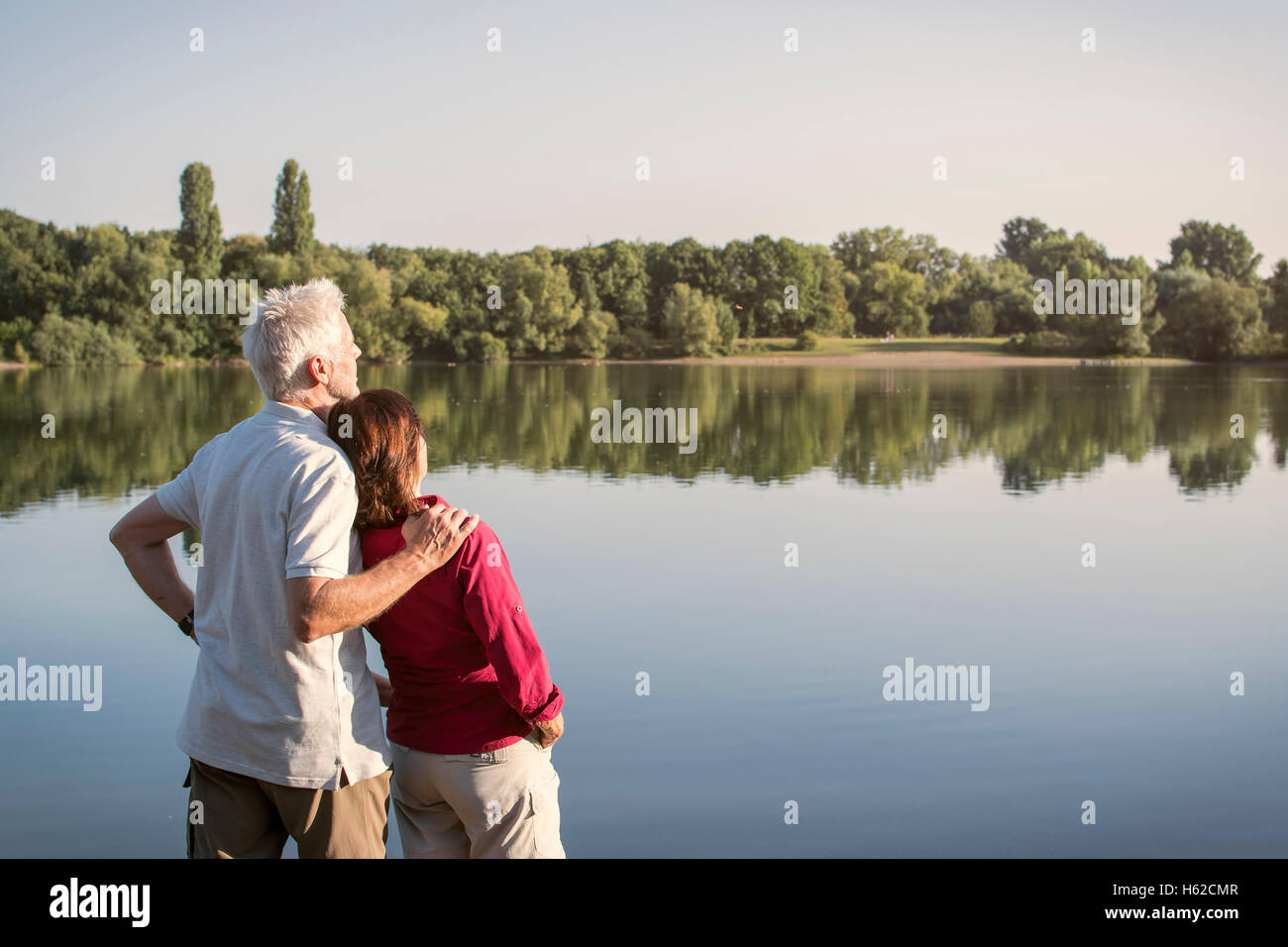 Couple au bord d'un lac Banque D'Images