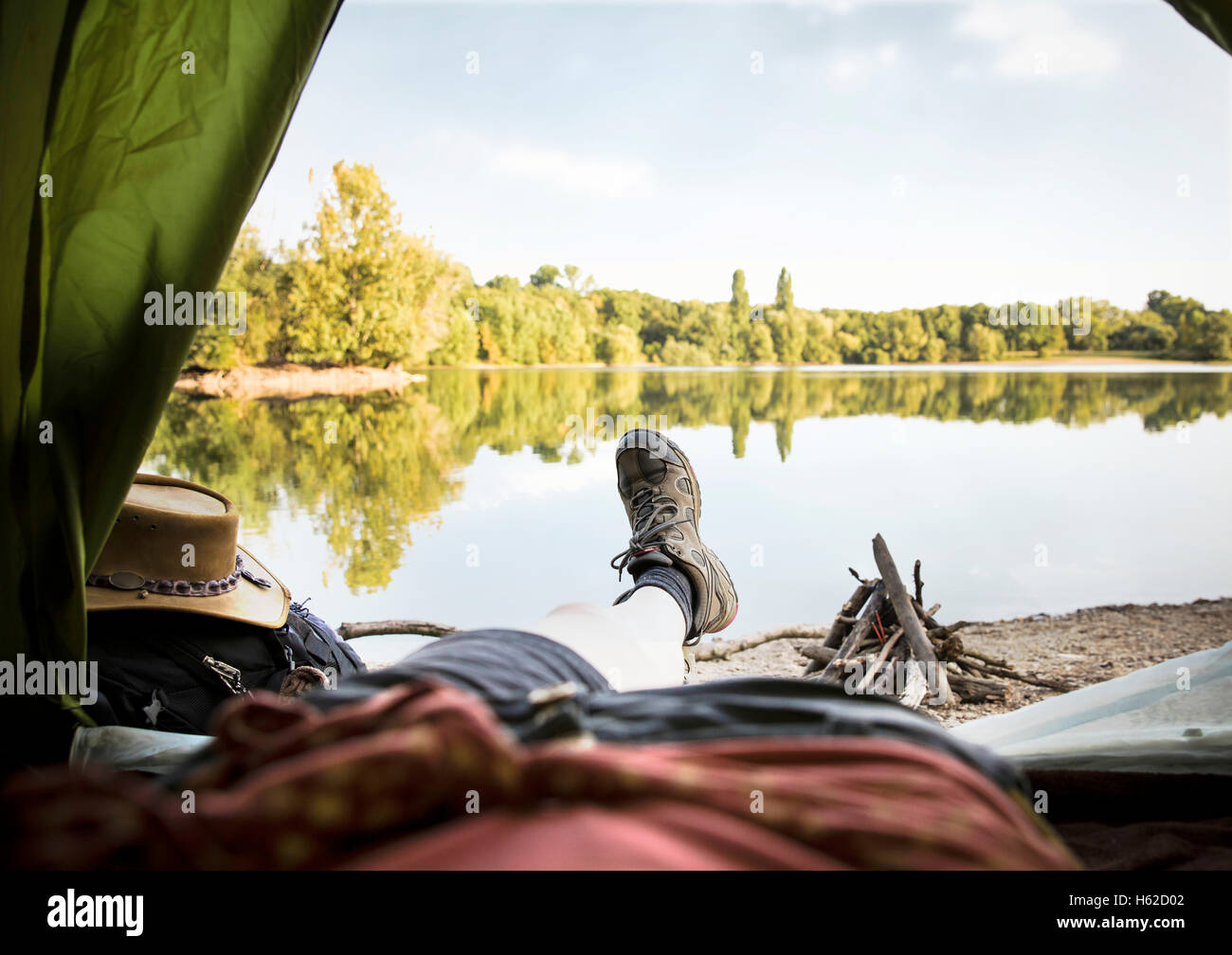 Les jambes d'une femme couché dans la tente à un lac Banque D'Images