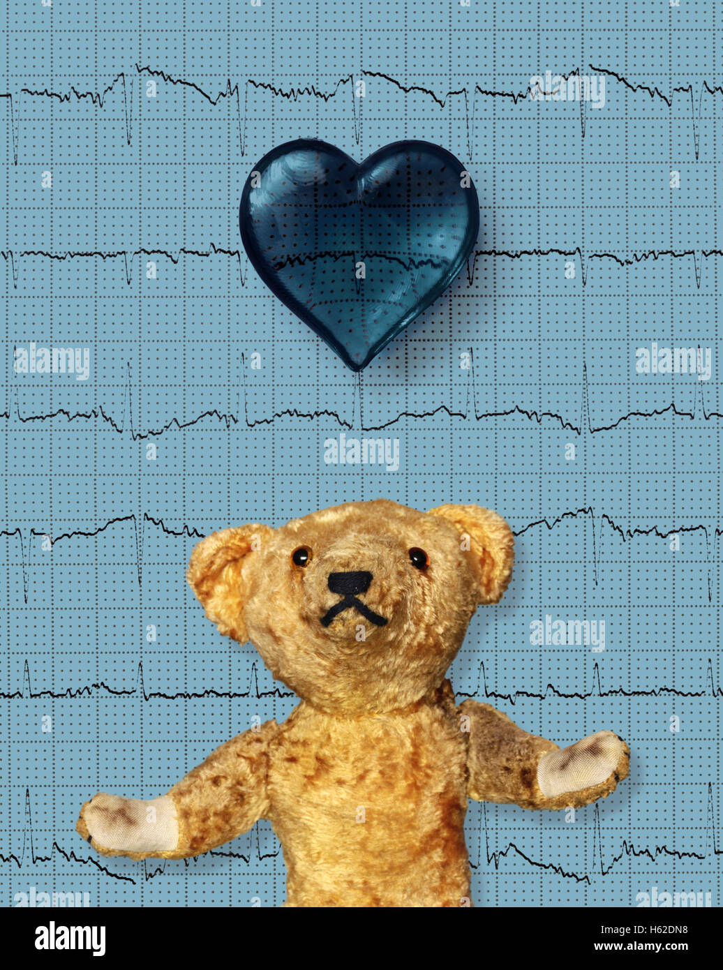 Ours en peluche avec un coeur bleu et électrocardiogramme Banque D'Images
