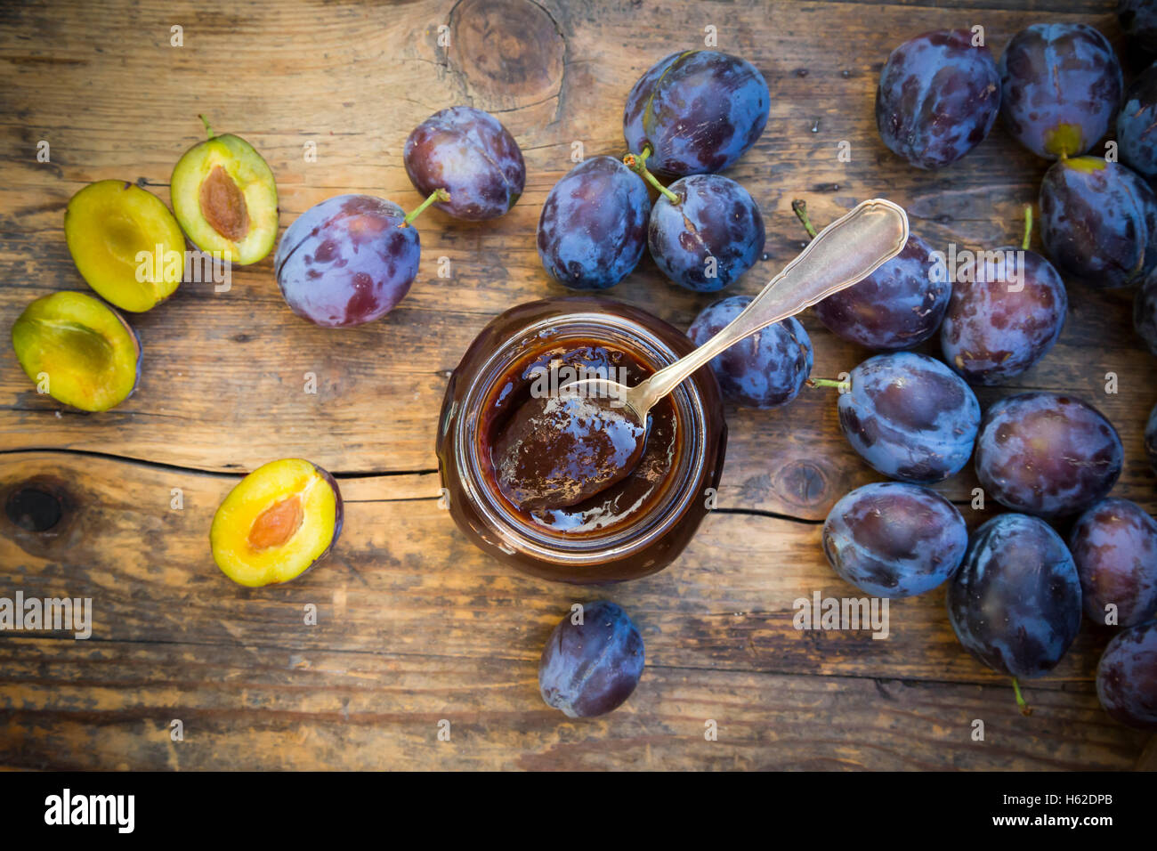 Bocal de confiture de prunes et pruneaux sur bois Banque D'Images