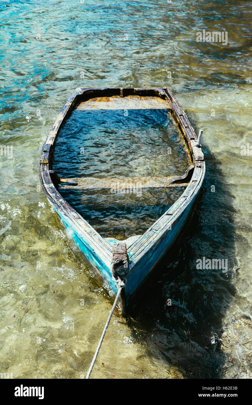 Bateau en bois coulé dans un lac Banque D'Images