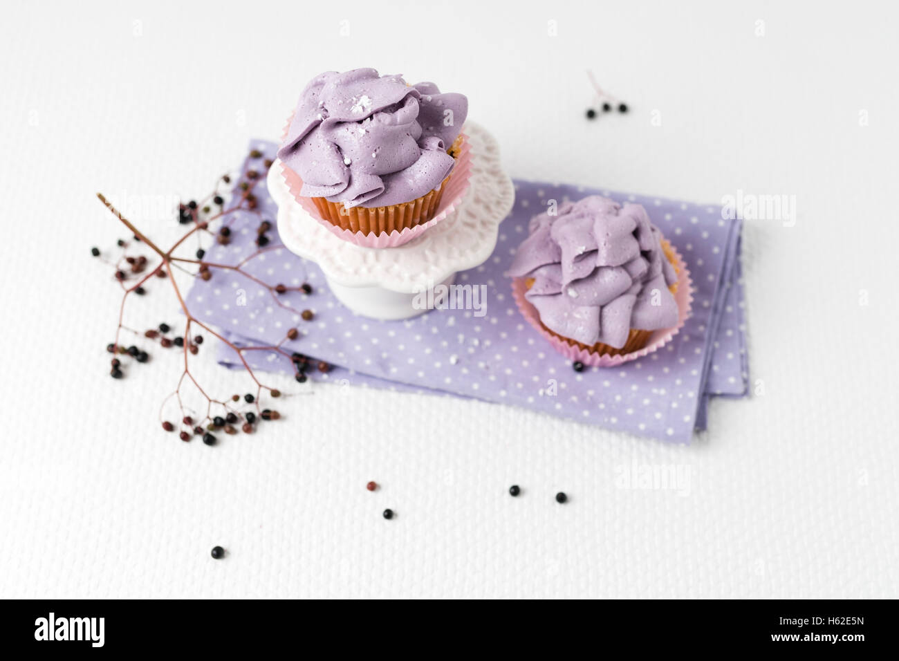 Deux cupcakes avec crème de sureau Banque D'Images