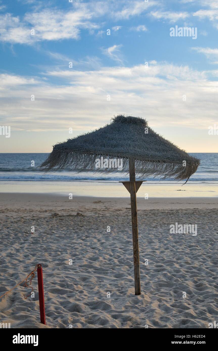 Parasol Parasol sur une plage déserte Banque D'Images