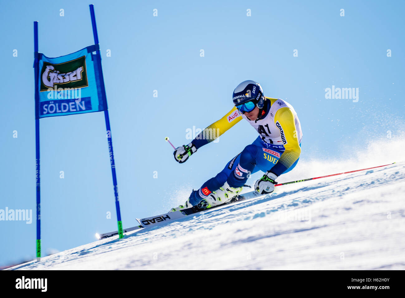 Sölden, Autriche. 23 Oct, 2016. André Myhrer de Suède est en concurrence au cours de la première exécution de la Coupe du Monde FIS de slalom géant hommes course à Sölden, Autriche Le 23 octobre 2016. Credit : Jure Makovec/Alamy Live News Banque D'Images
