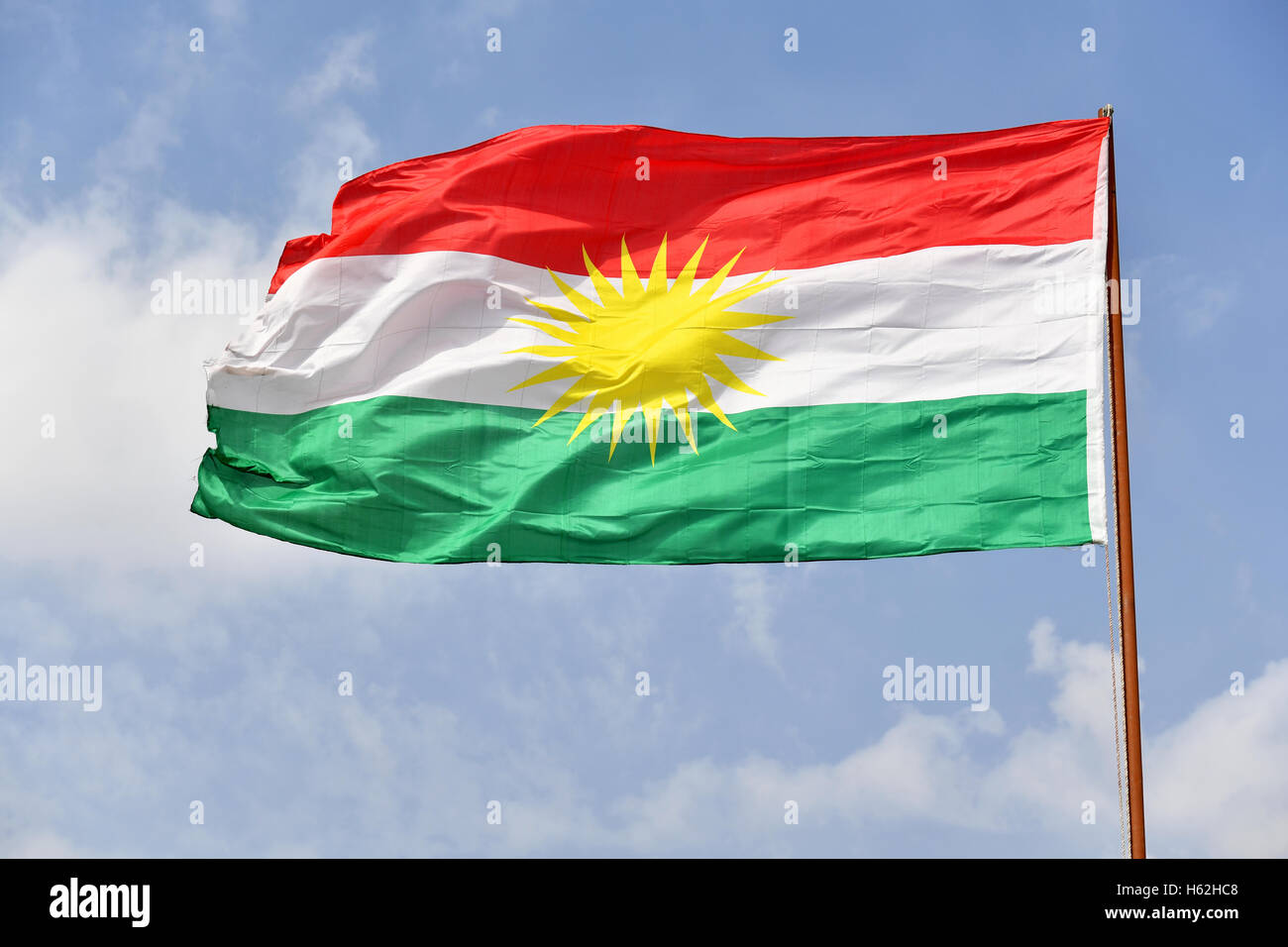 Le drapeau du Kurdistan, drapeau national du peuple kurde en Irak, de Dohouk, 19 octobre 2016. Photo : Jens Kalaene/dpa Banque D'Images