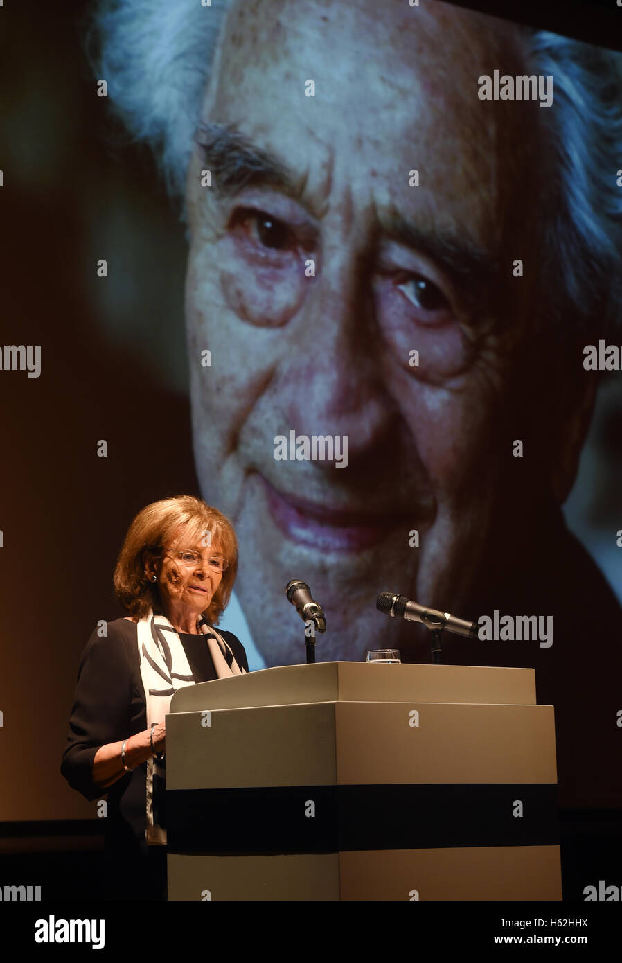 Munich, Allemagne. 23 Oct, 2016. Le président de la communauté juive de Munich et de la Haute-Bavière Charlotte Knobloch prend la parole lors du service commémoratif pour le survivant de l'Holocauste Max Mannheimer à Munich, Allemagne, 23 octobre 2016. Mannheimer est décédé le 23 septembre 2016 à l'âge de 96 ans. Il a travaillé sans relâche toute sa vie pour informer la société sur les horreurs du national-socialisme et le souvenir des victimes de l'holocauste. Photo : Tobias Hase/dpa/Alamy Live News Banque D'Images