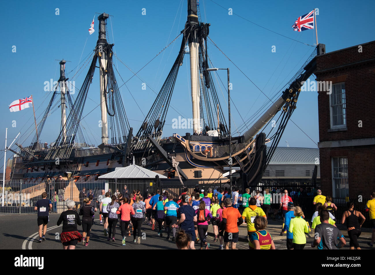 Portsmouth, Royaume-Uni. 23 octobre, 2016. HMS Victory col coureurs comme des milliers de coureurs participent à la course du Grand Sud 2016 dans la ville de Portsmouth au bord de l'eau aujourd'hui, 23 octobre 2016. La course sur route de 10 milles est salué comme la plus grande course de 16 kilomètres par les organisateurs de l'événement, et c'est un parcours plat et rapide qui commence et se termine à Southsea. Crédit Photo : Rob Arnold/Alamy Live News Banque D'Images