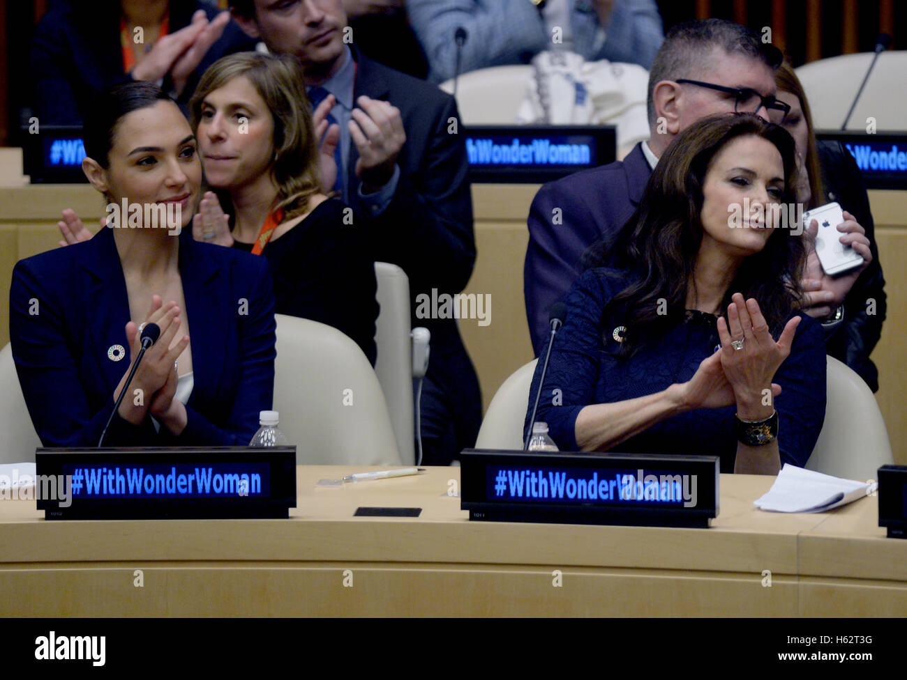 New York, NY, USA. 21 Oct, 2016. Acteurs Gal Gadot et Lynda Carter sur la main, comme les noms DES NATIONS UNIES Wonder Woman comme son ambassadeur honoraire de l'autonomisation des femmes et des filles au cours d'une cérémonie à l'Organisation des Nations Unies salle du Conseil économique et social le 21 octobre 2016, à New York. © Dennis Van Tine/media/Alamy Punch Live News Banque D'Images