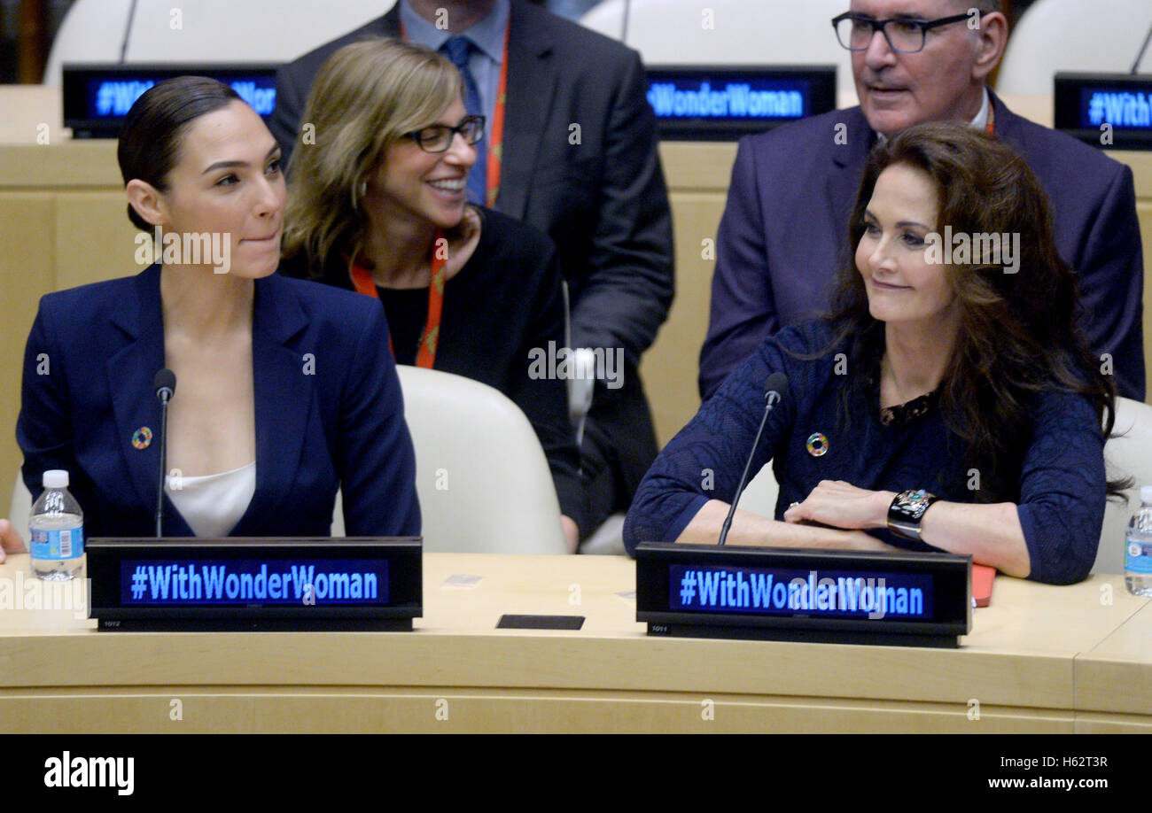 New York, NY, USA. 21 Oct, 2016. Acteurs Gal Gadot et Lynda Carter sur la main, comme les noms DES NATIONS UNIES Wonder Woman comme son ambassadeur honoraire de l'autonomisation des femmes et des filles au cours d'une cérémonie à l'Organisation des Nations Unies salle du Conseil économique et social le 21 octobre 2016, à New York. © Dennis Van Tine/media/Alamy Punch Live News Banque D'Images