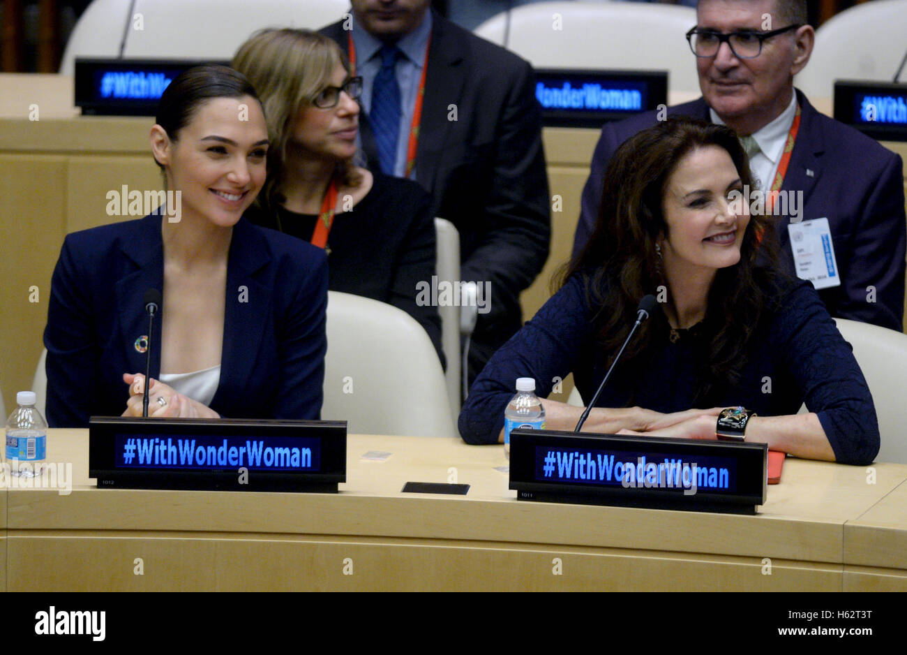 New York, NY, USA. 21 Oct, 2016. Acteurs Gal Gadot et Lynda Carter sur la main, comme les noms DES NATIONS UNIES Wonder Woman comme son ambassadeur honoraire de l'autonomisation des femmes et des filles au cours d'une cérémonie à l'Organisation des Nations Unies salle du Conseil économique et social le 21 octobre 2016, à New York. © Dennis Van Tine/media/Alamy Punch Live News Banque D'Images