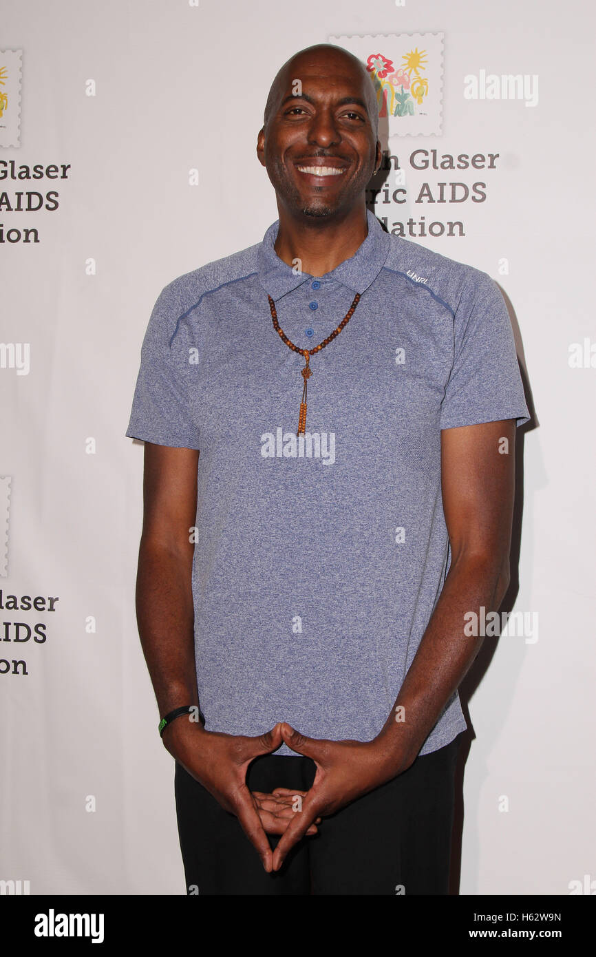 Culver City, CA. 23 Oct, 2016. John Salley assiste à la Elizabeth Glaser Pediatric AIDS Foundation's 27th annual A Time for Heroes festival familial à Smashbox Studios le 23 octobre 2016 à Culver City, Californie. ( Crédit : Parisa Afsahi/Media Punch)./Alamy Live News Banque D'Images