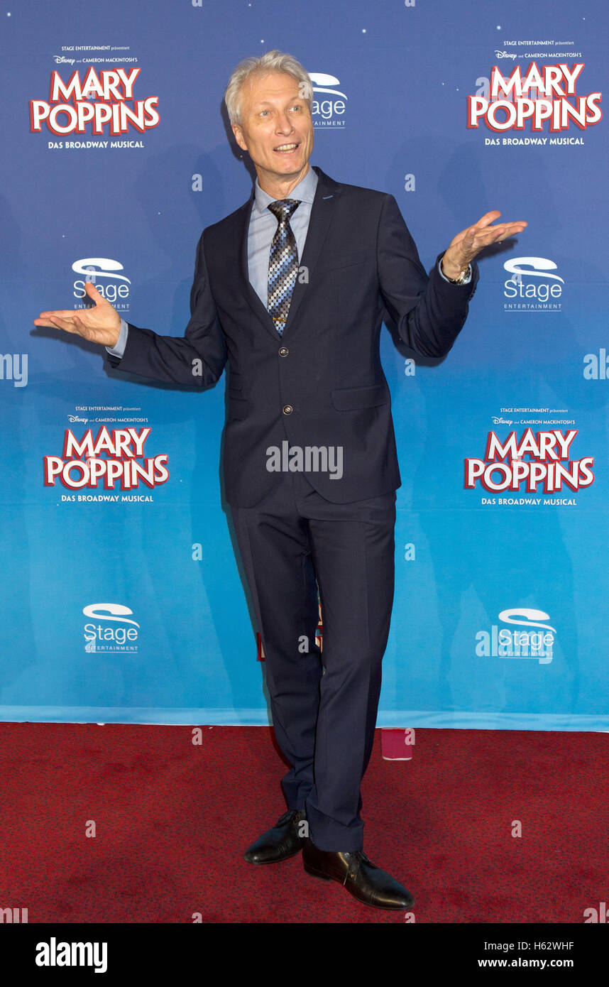 Stuttgart, Allemagne. 23 Oct, 2016. Ancienne patineuse artistique Norbert Schramm posant sur le tapis rouge lors de la première Allemande de l'muskical "Mary Poppins" au Apollo Theatre à Stuttgart, Allemagne, 23 octobre 2016. PHOTO : SILAS STEIN/dpa/Alamy Live News Banque D'Images