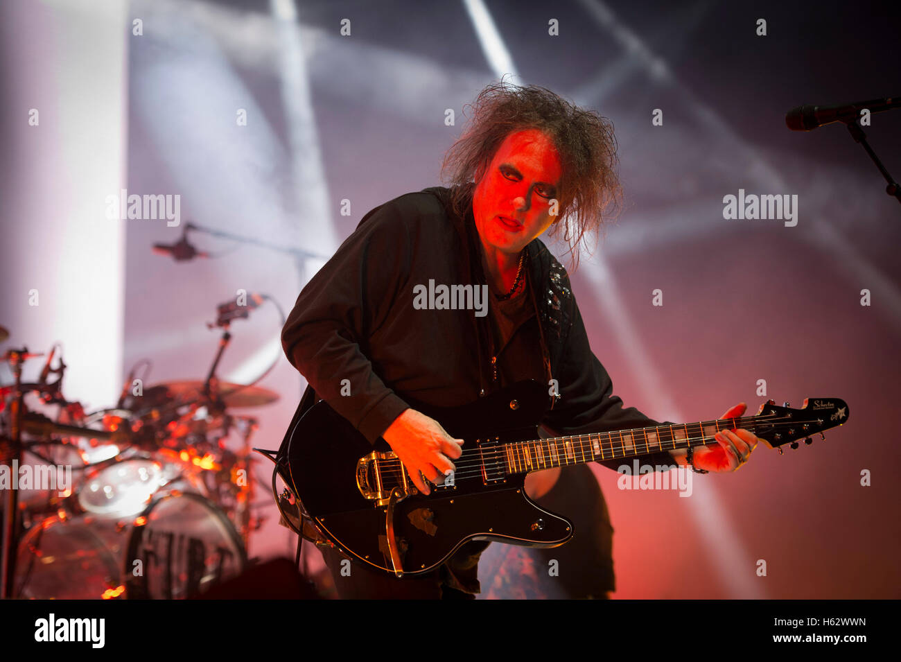 Prague, République tchèque. 22 octobre, 2016. Robert Smith du groupe de rock anglais The Cure effectue à O2 Arena, Prague, République tchèque, le 22 octobre 2016. © Katerina Sulova/CTK Photo/Alamy Live News Banque D'Images