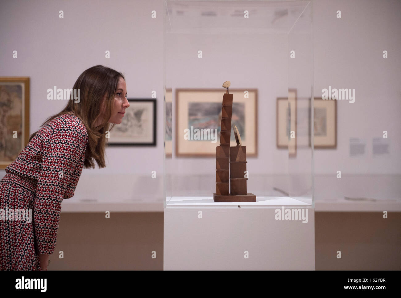 La Tate Britain, Londres, Royaume-Uni. 24 octobre, 2016. La plus grande exposition des oeuvres de Paul Nash pour une génération ouvre le 26 octobre - 5 mars 2017. Célèbre comme artiste de guerre en 1ère et 2e Guerres mondiales, l'exposition révèle son travail, depuis ses premières esquisses jusqu'à ses derniers paysages visionnaires. Photo : Lune volière, 1937 est une sculpture surréaliste récemment redécouvert par Nash. Credit : artsimages/Alamy Live News. Banque D'Images