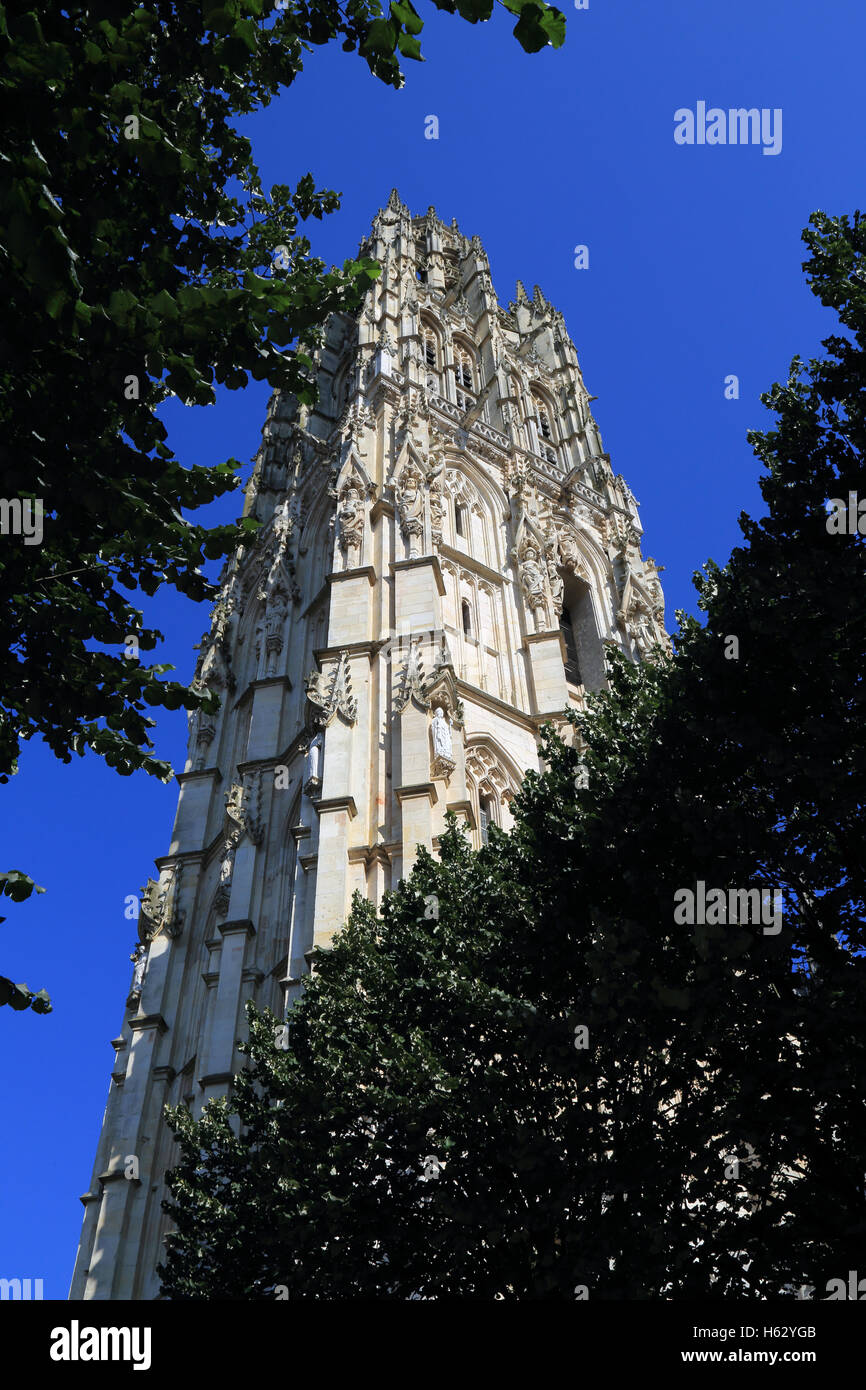 La tour de beurre de la cathédrale de Notre dame de Rouen à partir de la rue des