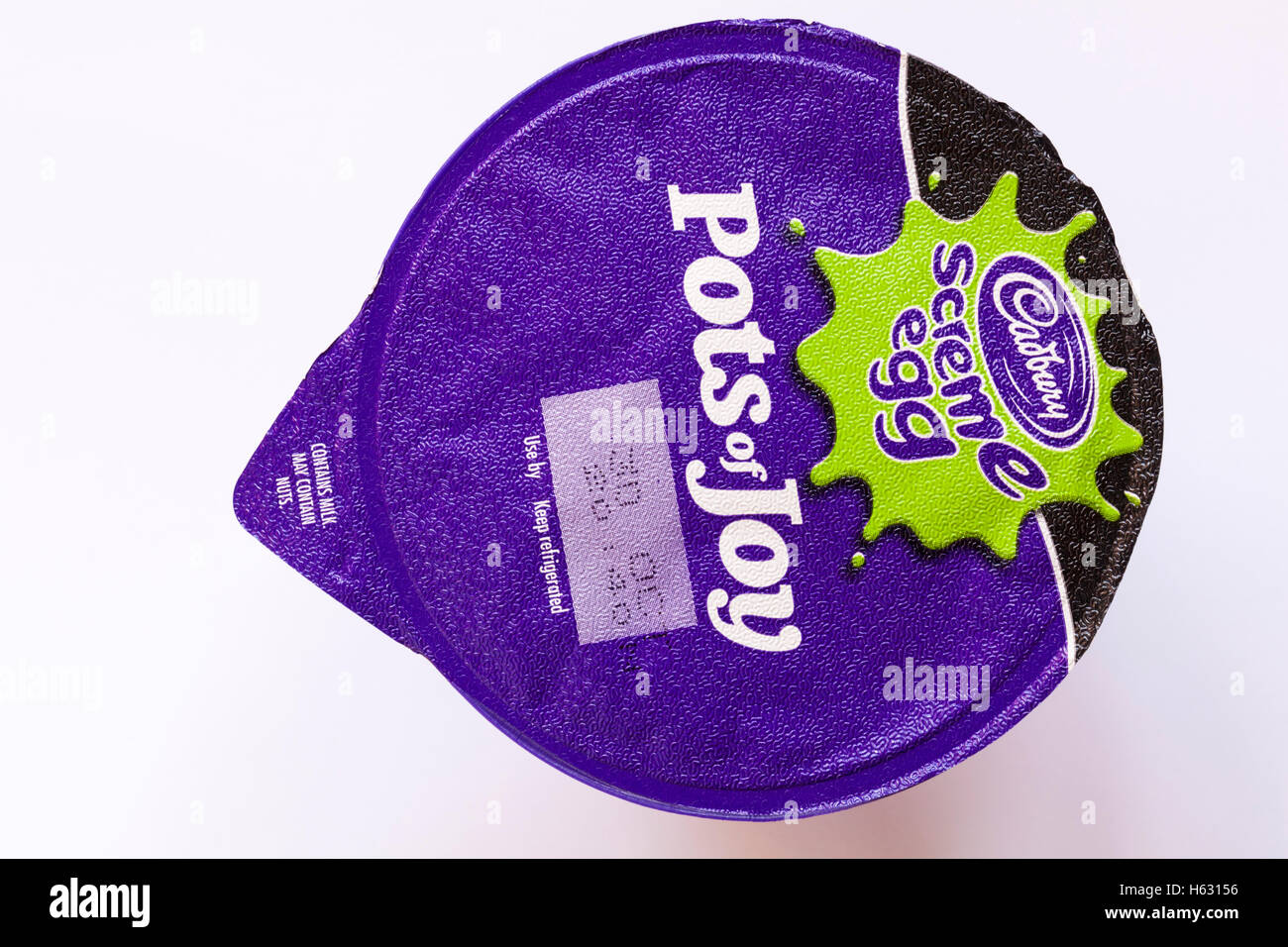 Pot de Cadbury screme de pots d'oeufs vert joie goooo pour Halloween isolé sur fond blanc Banque D'Images