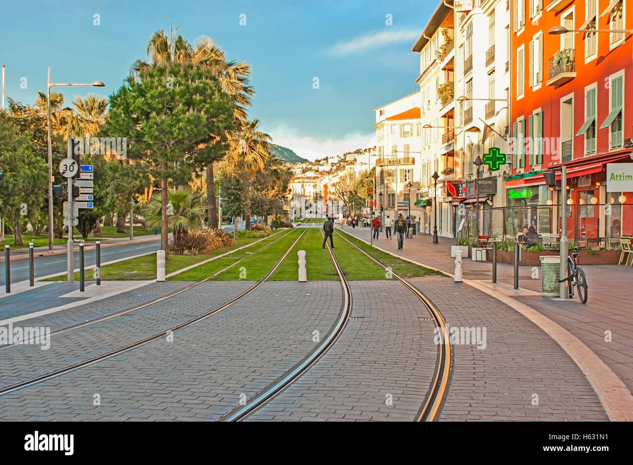 La vue sur le Boulevard Jean Jaurès avec la vue panoramique sur le jardin  et les lignes de tramway de la Place Massena Photo Stock - Alamy