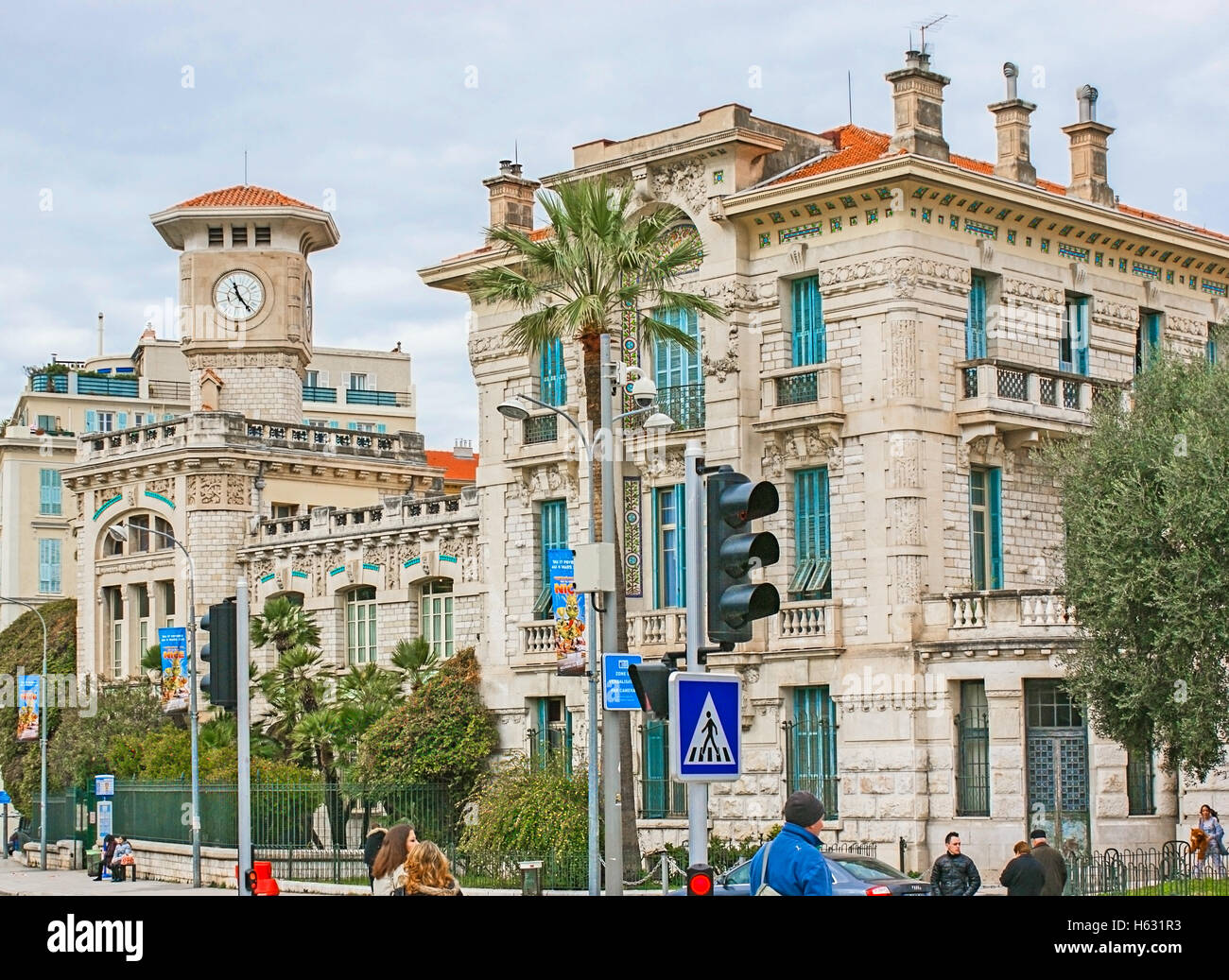 Le lycée Massena est réputé pour son architecture avec des mosaïques, bas relief et tour de l'horloge, qui est le symbole du lycée, Nice, France Banque D'Images