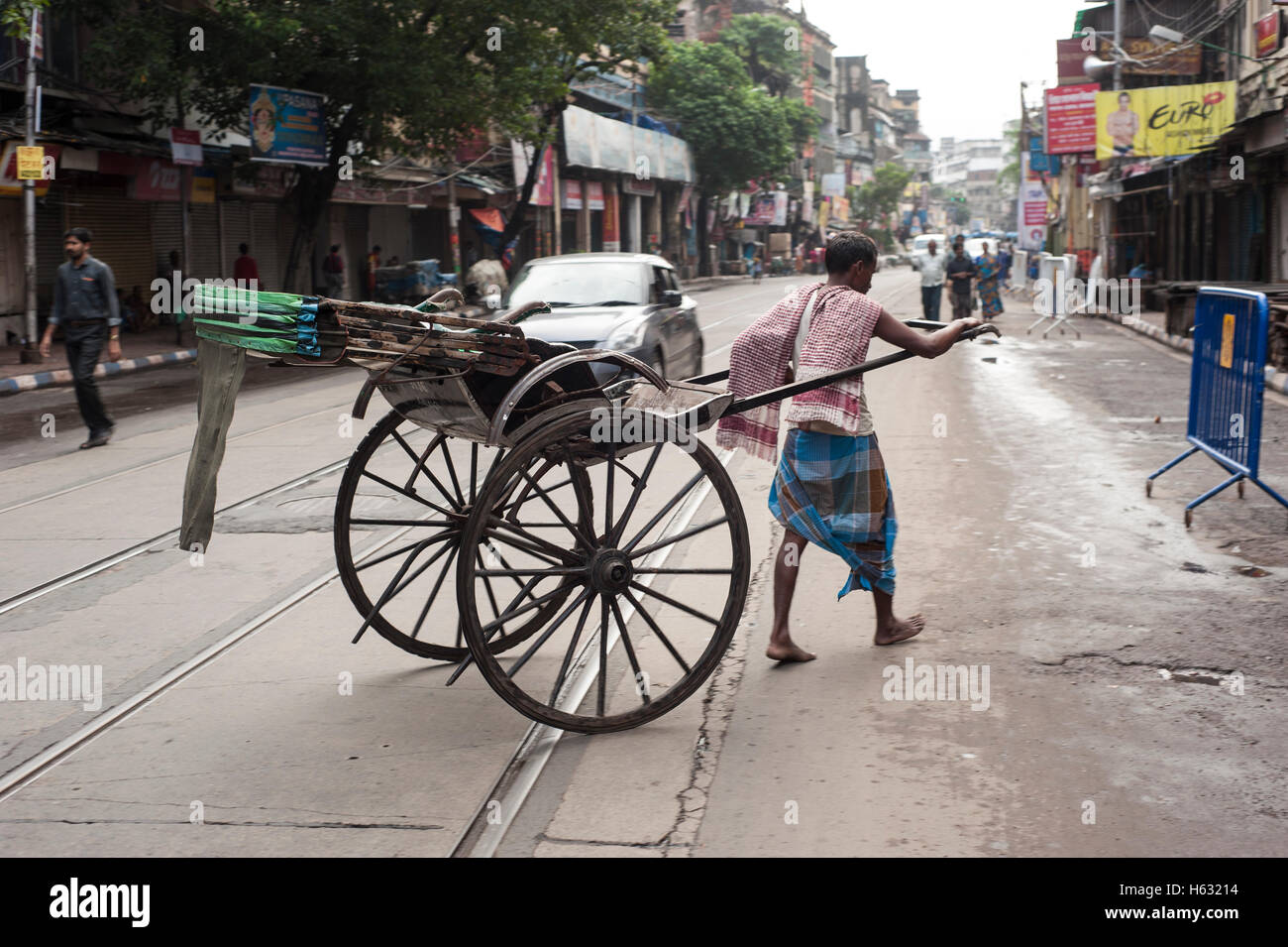 Une main tiré pousse-pousse sur la ligne de tram street kolkata West Bengal India Banque D'Images