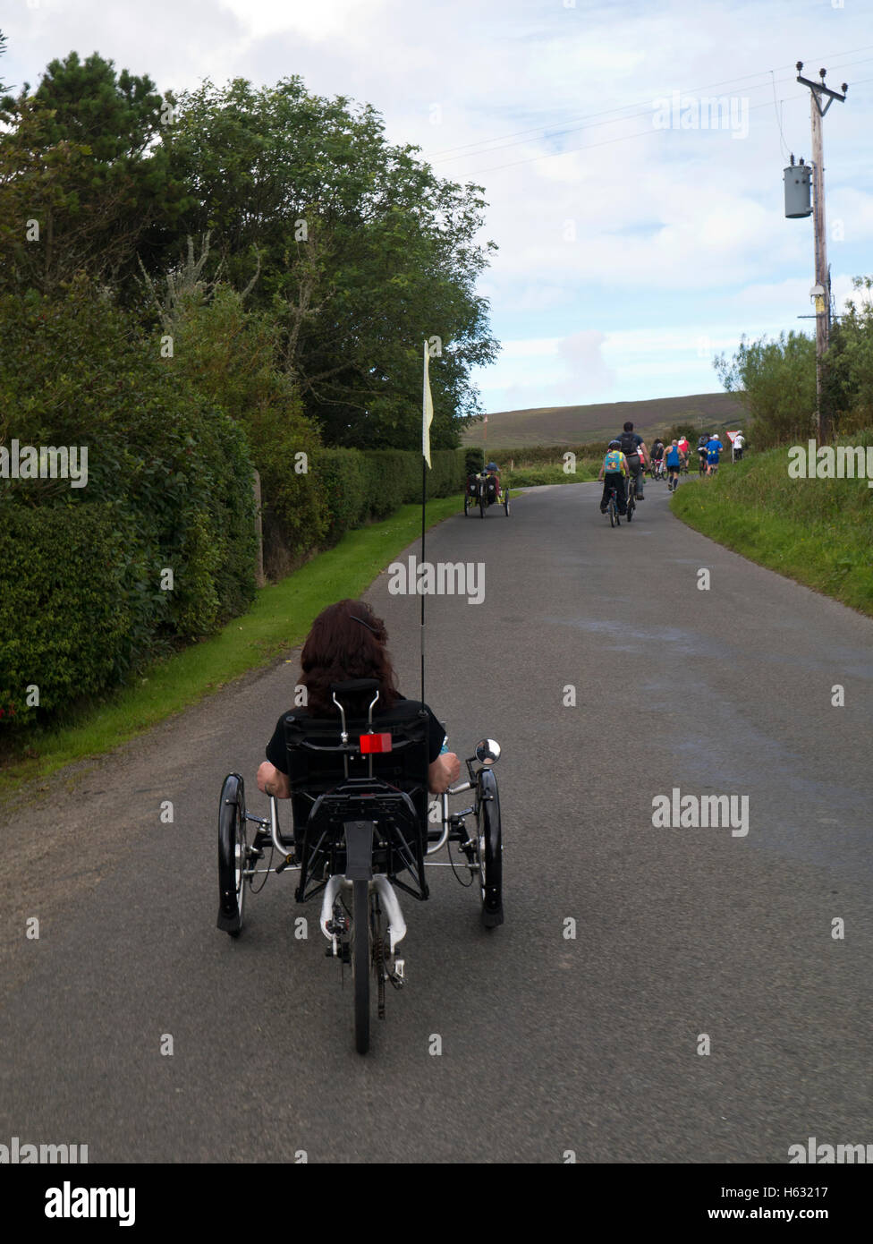 Randonnée à vélo sur un vélo couché tricycle Banque D'Images