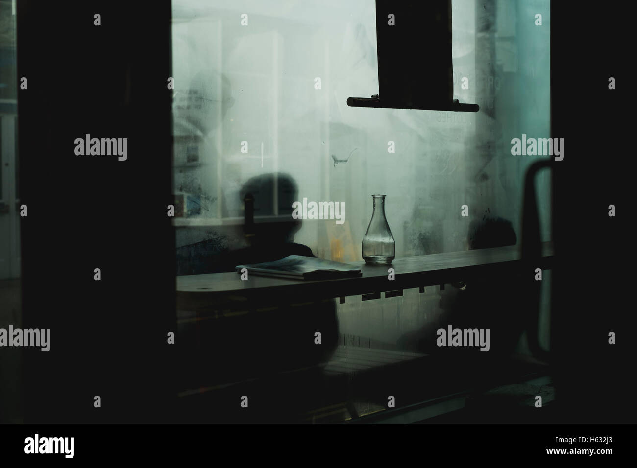 À la recherche à travers les fenêtres d'Espressini steamy Dulce café, Falmouth 23/10/2016 Banque D'Images