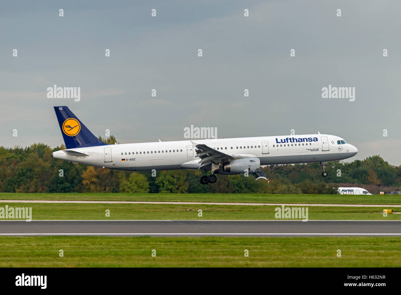 Airbus A321-231 D-AVZW l'aéroport de Manchester en Angleterre. Au Royaume-Uni, des arrivées. Lufthansa eberswalde. L'atterrissage. Banque D'Images