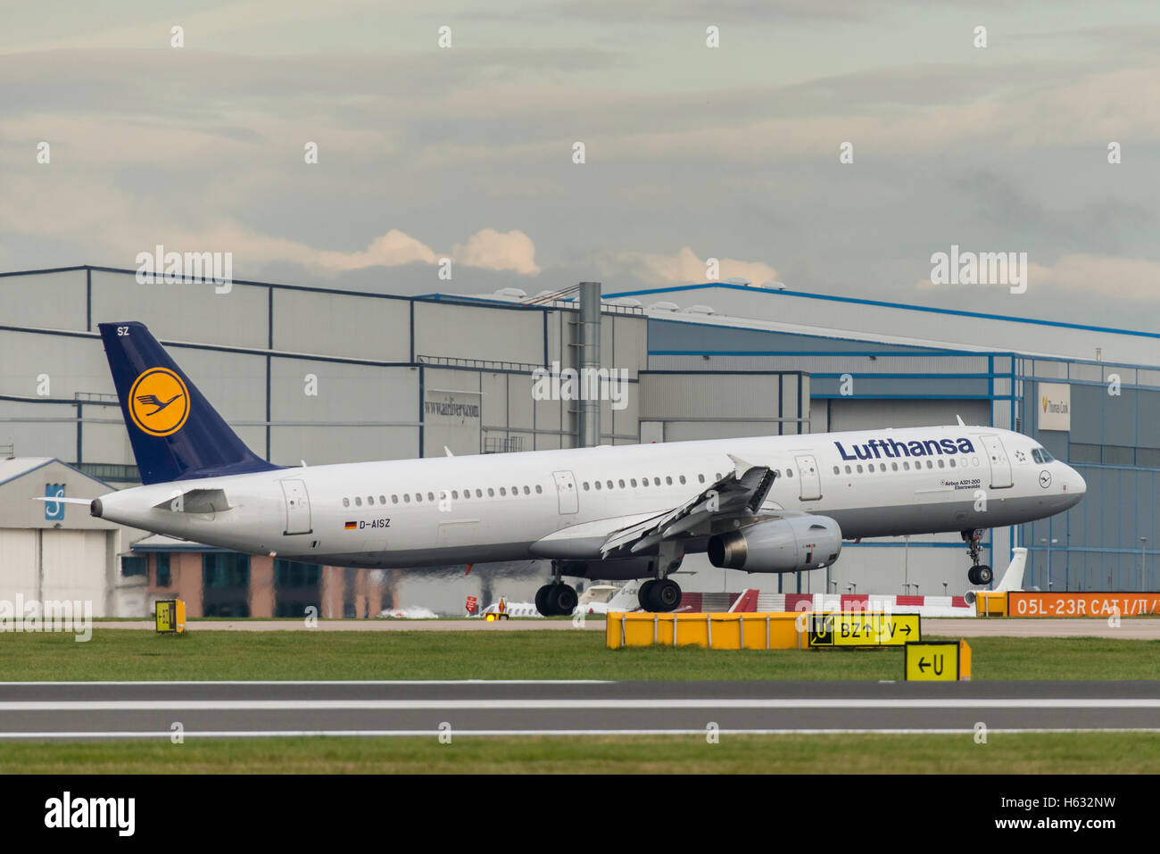 Airbus A321-231 D-AVZW l'aéroport de Manchester en Angleterre. Au Royaume-Uni, des arrivées. Banque D'Images