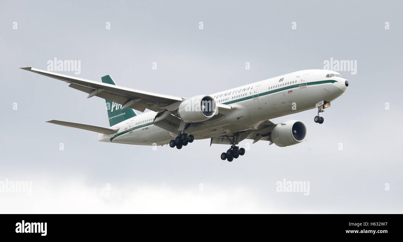 Pakistan International Airlines Boeing 777 AP-BMG entrée en terre à l'aéroport de Londres Heathrow LHR Banque D'Images