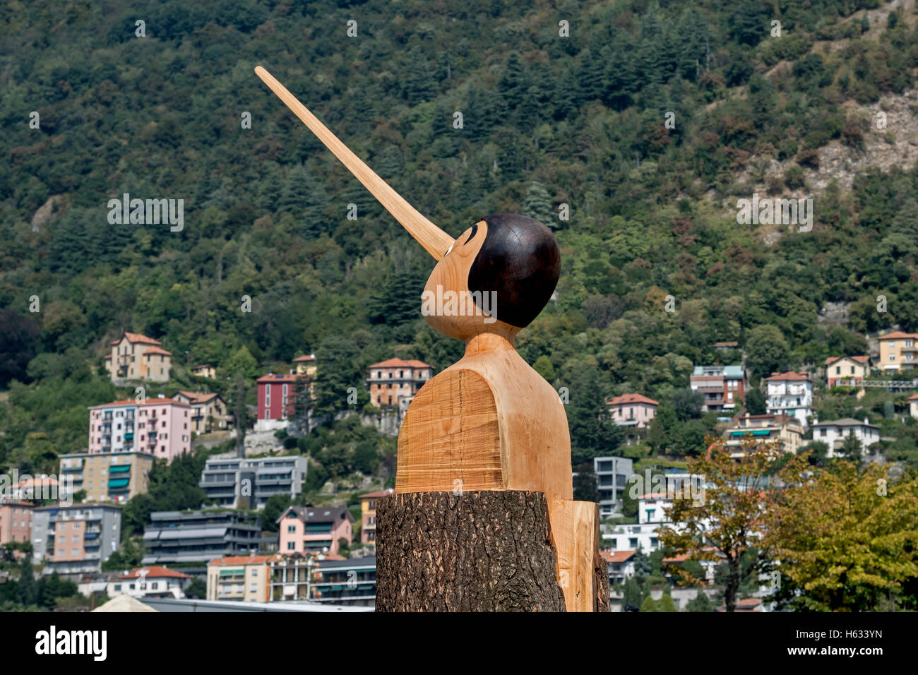La sculpture de la bande dessinée d'un homme avec un long nez, Côme, l'extrémité sud du lac de Côme, Italie du nord, en Europe Banque D'Images