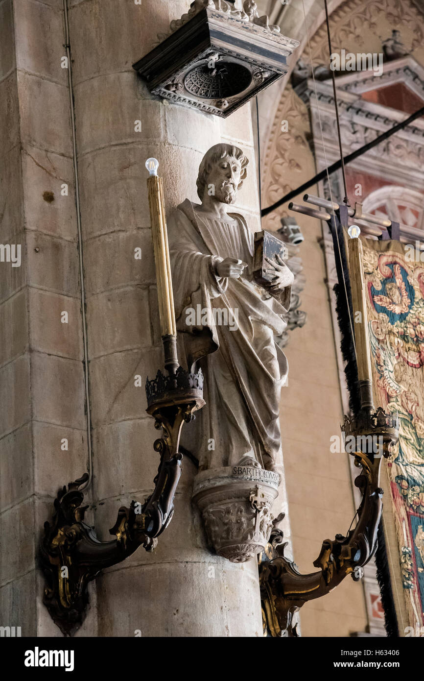 La sculpture de l'homme avec Bible , Cathédrale de Côme, cathédrale catholique romaine, Côme, l'extrémité sud du lac de Côme, Italie du nord, en Europe Banque D'Images