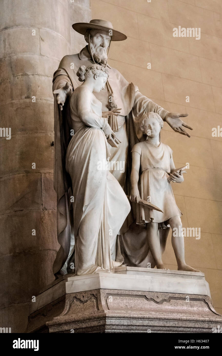 Groupe de sculpture, homme, femme et enfant, la Cathédrale de Côme, Côme, pointe sud du lac de Côme, Italie du nord, en Europe Banque D'Images