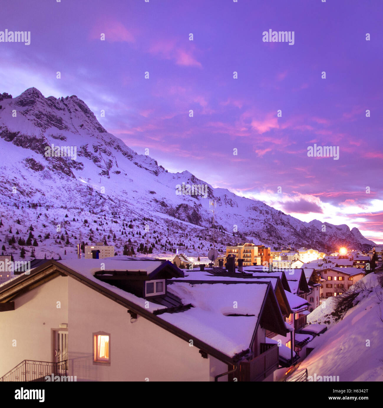 Coucher du soleil d'hiver en ski pass village de neige. Banque D'Images