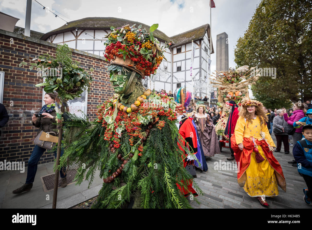 'Beaucoup' Octobre Automne fête des récoltes procession à Southwark, Londres, Royaume-Uni. Banque D'Images