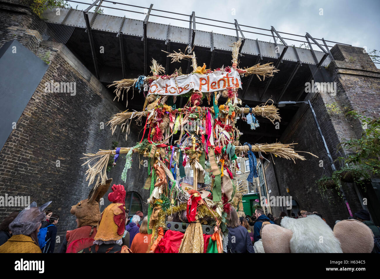 'Beaucoup' Octobre Automne fête des récoltes procession à Southwark, Londres, Royaume-Uni. Banque D'Images