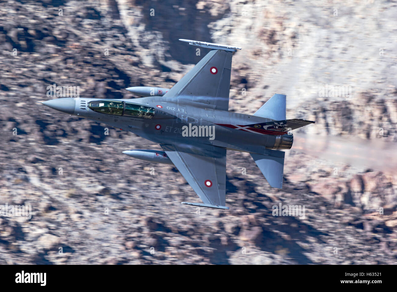 Royal Danish Air Force F-16 en vol à basse altitude au cours d'afterburner sur le désert de Mojave en Californie. Banque D'Images