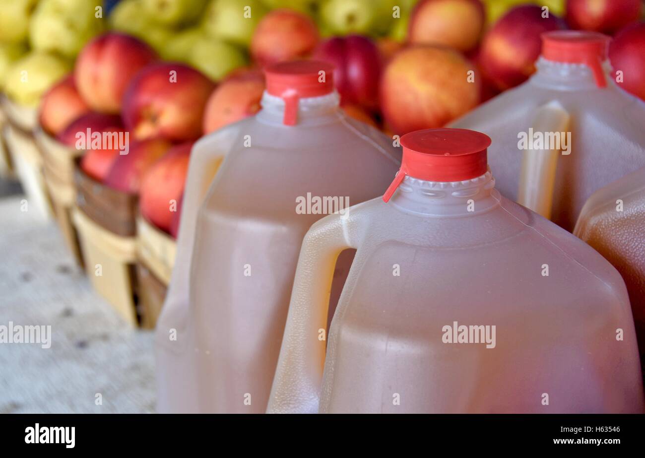 En cidre de pommes avec des cruches gallon en plastique au marché Banque D'Images