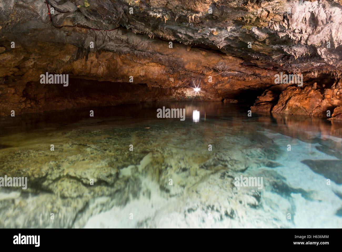 L'eau de source claire magnifique Ogtong cave à Bantayan Island, Philippines Banque D'Images