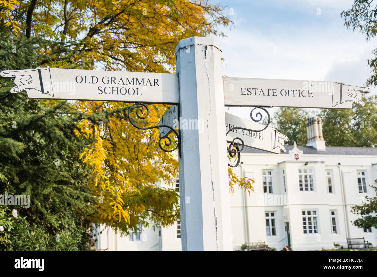 Signe de doigt traditionnel Old Grammar School à Dulwich Village, Dulwich, Southwark, Londres, Angleterre, ROYAUME-UNI Banque D'Images