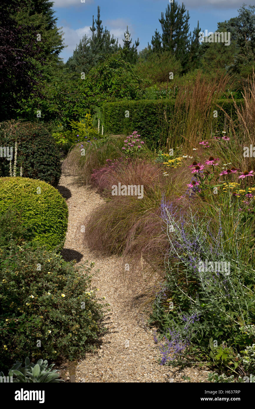 Chemin de gravier et de l'été jardin anglais en boarder Banque D'Images