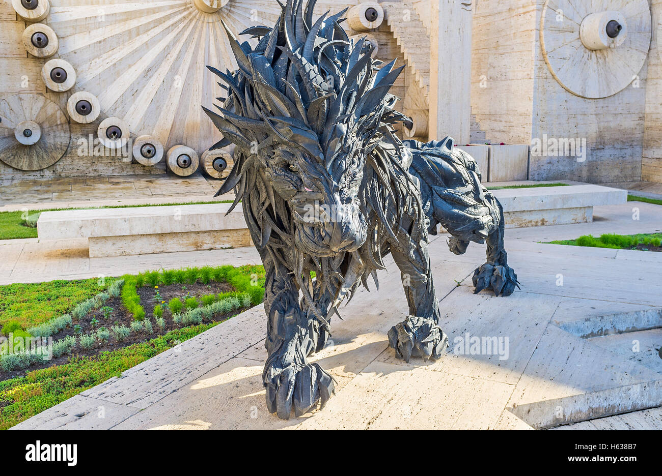 Le lion noir inhabituel, fait de pneus est la sculpture de Ji Yong-Ho, situé dans la région de Cascade, Yerevan Banque D'Images