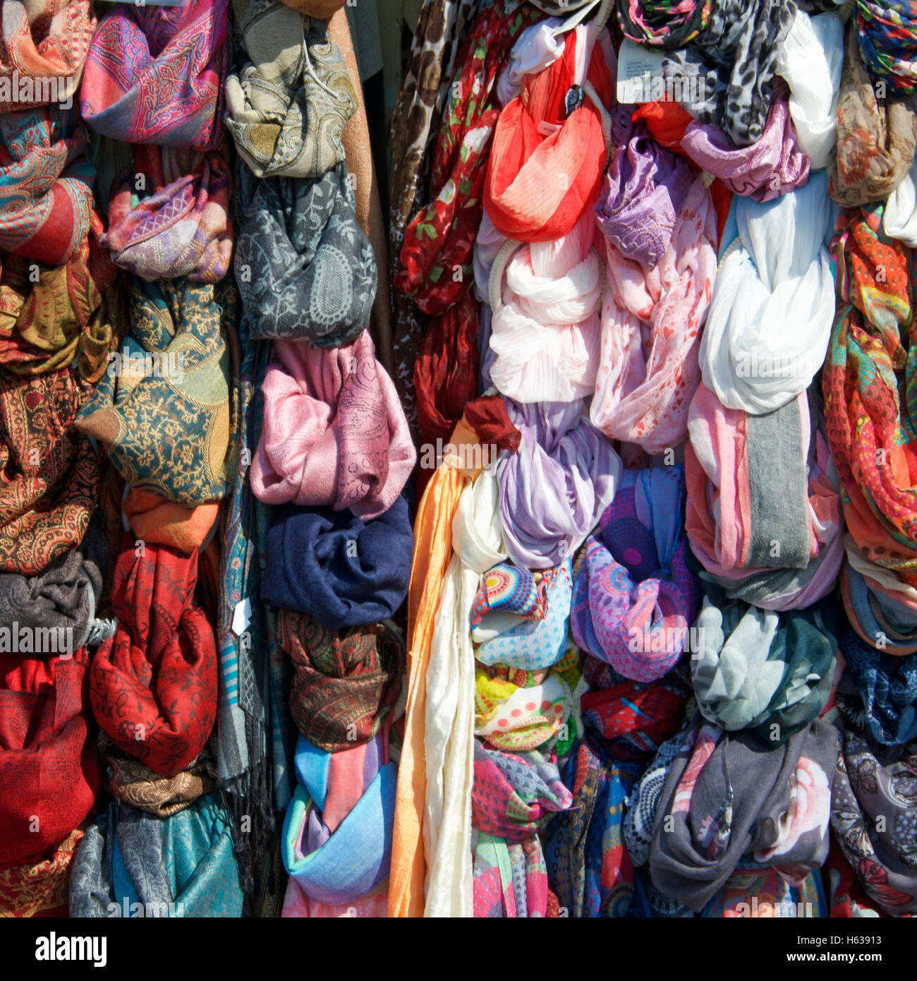 Des foulards à la vente à un marché Italien Photo Stock - Alamy