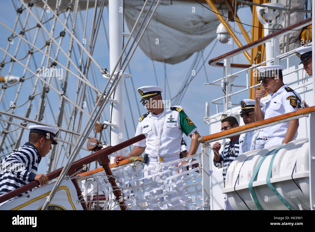 Les marins préparent leur voile pour commencer de départ pendant dernier jour de Tall Ships Races 2016 le 10 juillet 2016 à Anvers, Bel Banque D'Images