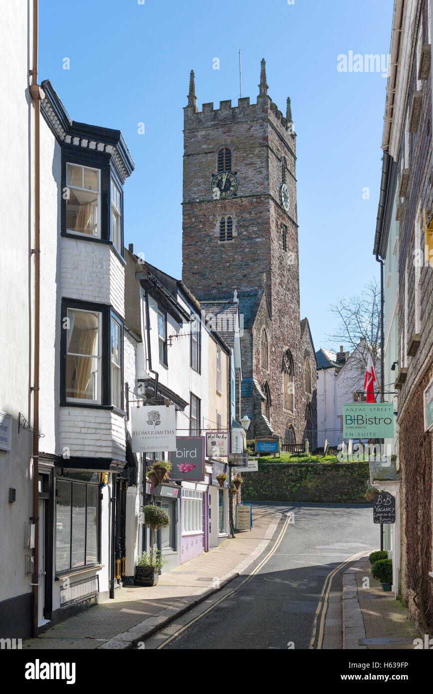 Jusqu'à la rue de l'Anzac à Dartmouth, Devon uk vers l'église de St Sauveur. Banque D'Images