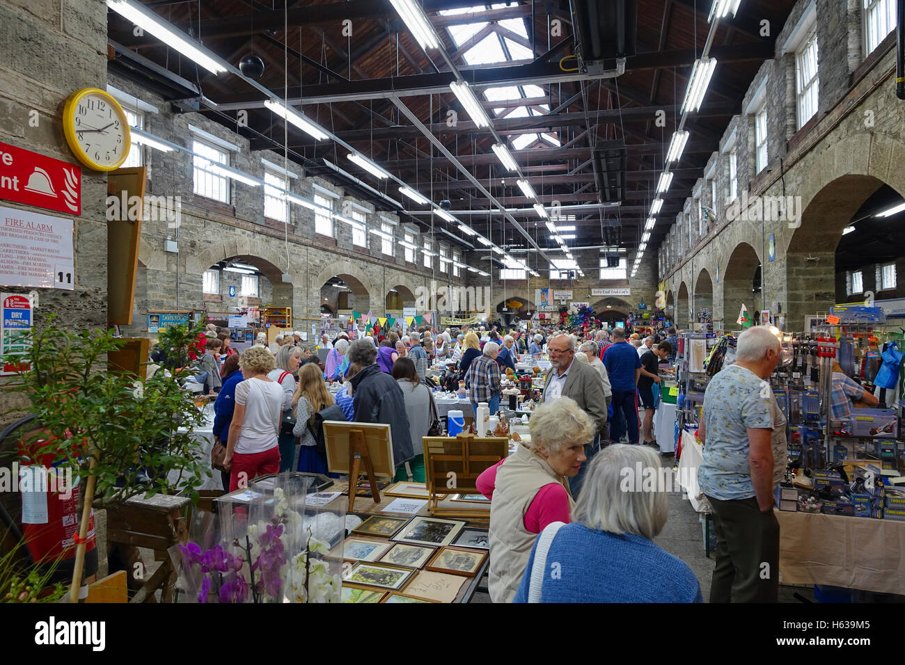 L'intérieur du marché de pannier occupé à Tavistock devon sur le bord de Dartmoor National park. Banque D'Images