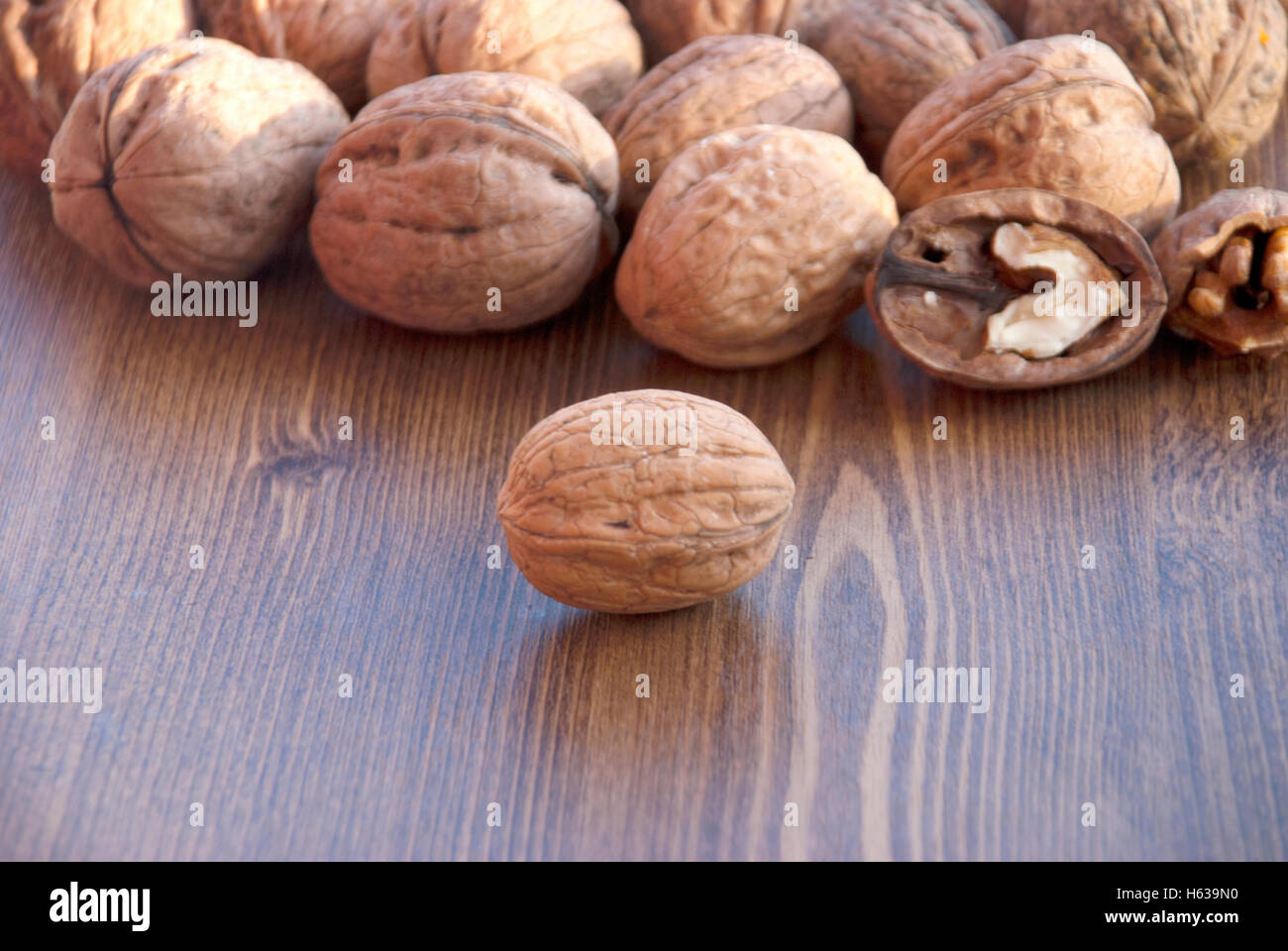 Les noix sur la table en bois. Banque D'Images