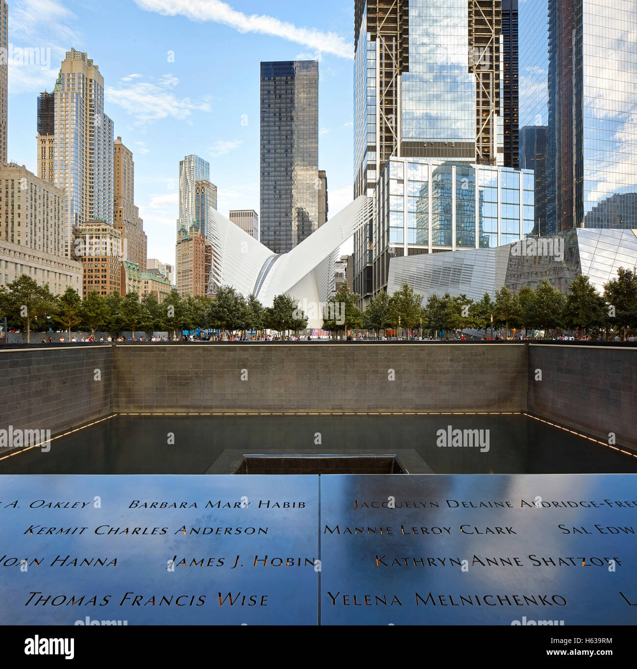Manhattan skyline avec 9/11 memorial, oculus et des tours. L'Oculus, World Trade Center Transportation Hub, New York, United States. Architecte : Santiago Calatrava, 2016. Banque D'Images