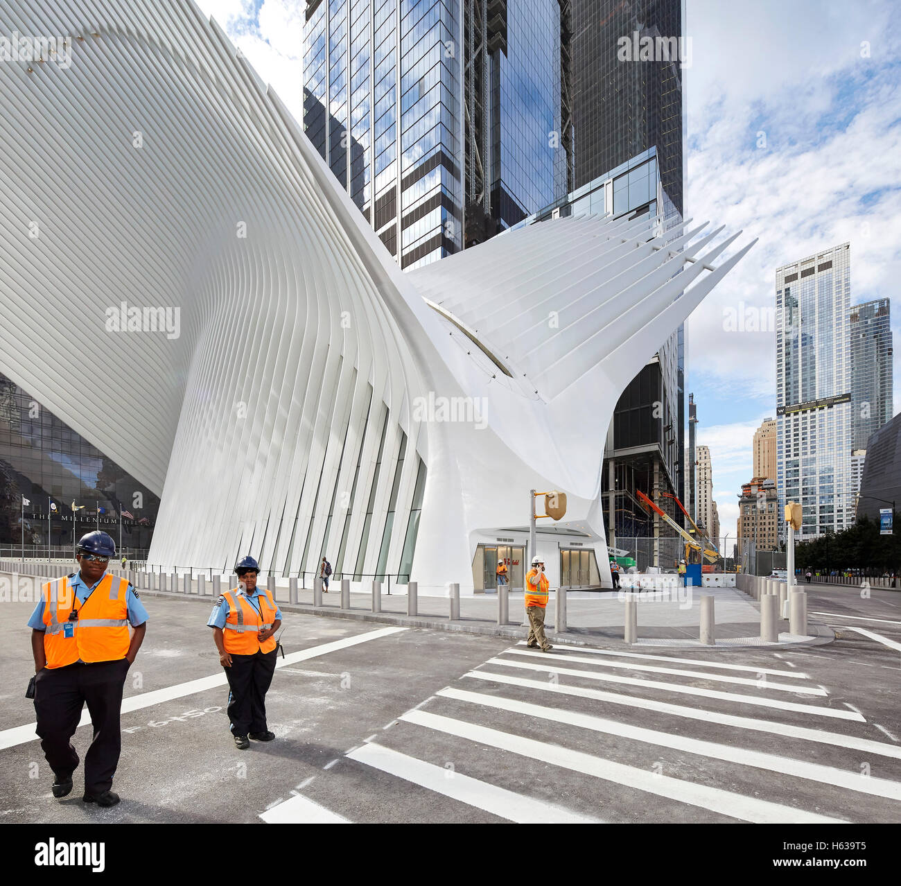 Approche de l'entrée de la rue d'Oculus. L'Oculus, World Trade Center Transportation Hub, New York, United States. Architecte : Banque D'Images