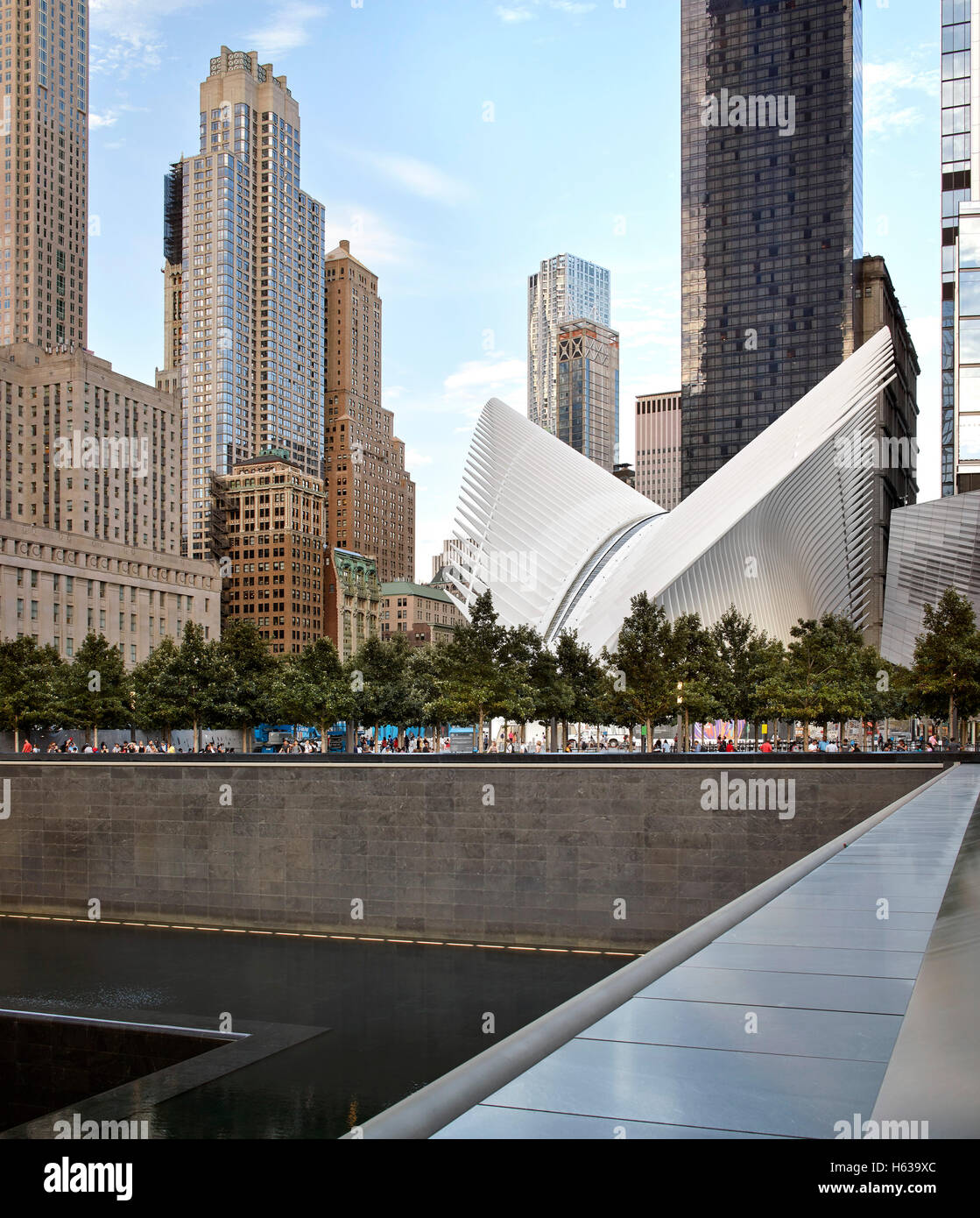 Manhattan skyline avec 9/11 memorial, Oculus et des tours. L'Oculus, World Trade Center Transportation Hub, New York, United States. Architecte : Santiago Calatrava, 2016. Banque D'Images