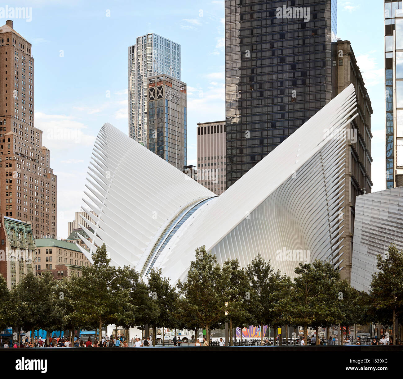 Manhattan skyline avec 9/11 memorial, Oculus et des tours. L'Oculus, World Trade Center Transportation Hub, New York, United States. Architecte : Santiago Calatrava, 2016. Banque D'Images