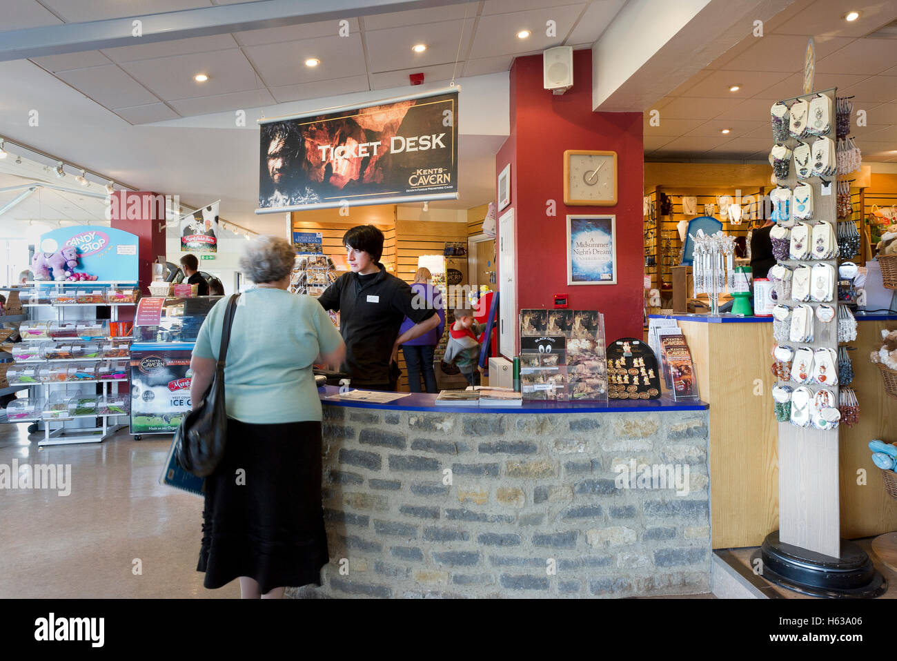 La boutique de cadeaux au les grottes préhistoriques la caverne de Kent à Torquay, Devon, UK Banque D'Images